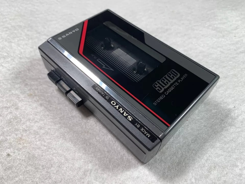 Sanyo MG10SP Walkman Personal Cassette Stereo with Speakers Boxed