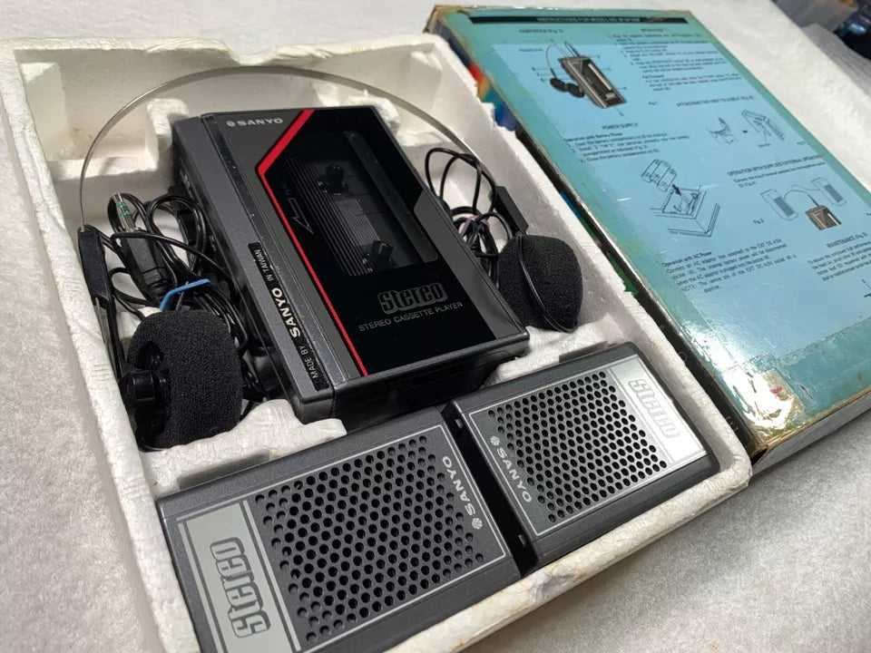 Sanyo MG10SP Walkman Personal Cassette Stereo with Speakers Boxed