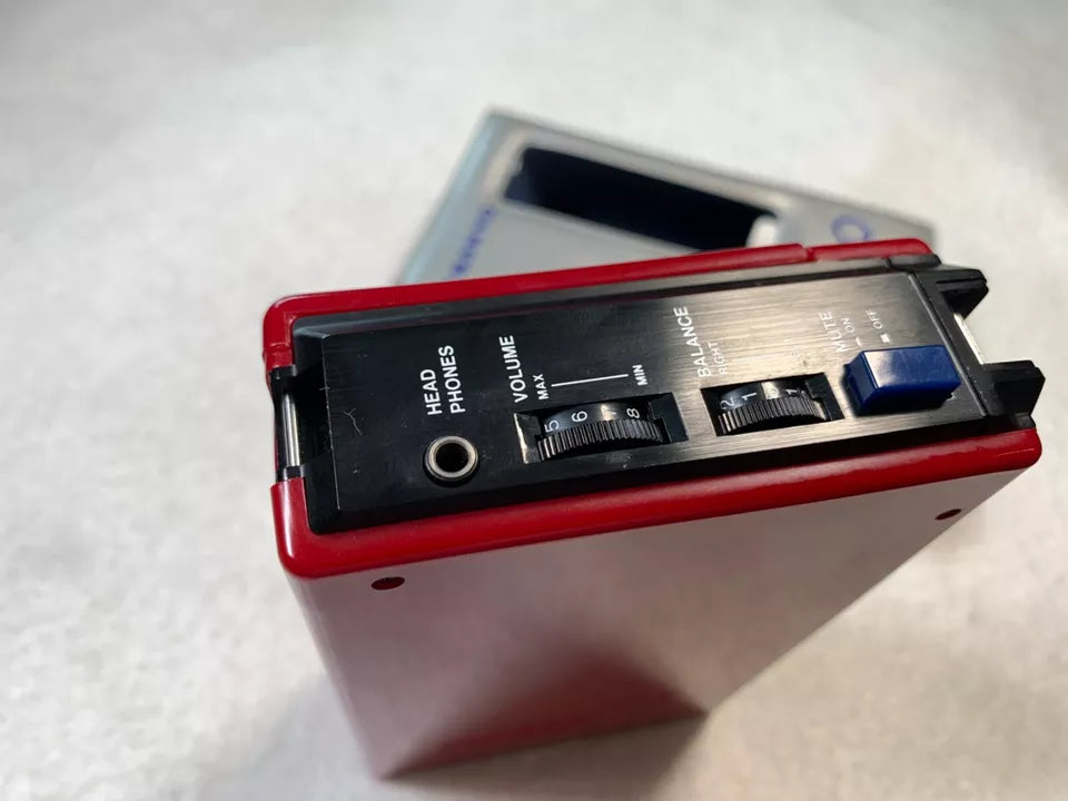 Sanyo M3330 Walkman Personal Cassette Stereo with Case