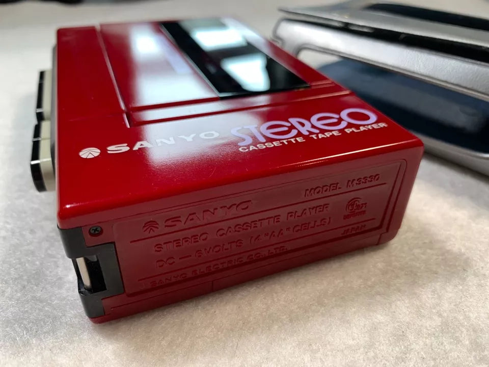 Sanyo M3330 Walkman Personal Cassette Stereo with Case